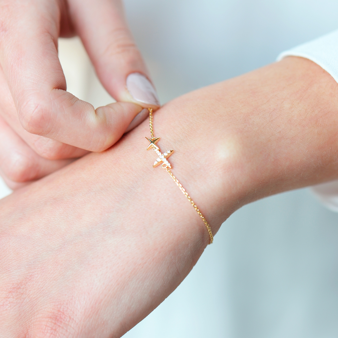 Bracelet étoile plaqué or en argent avec ses motifs en forme de croix